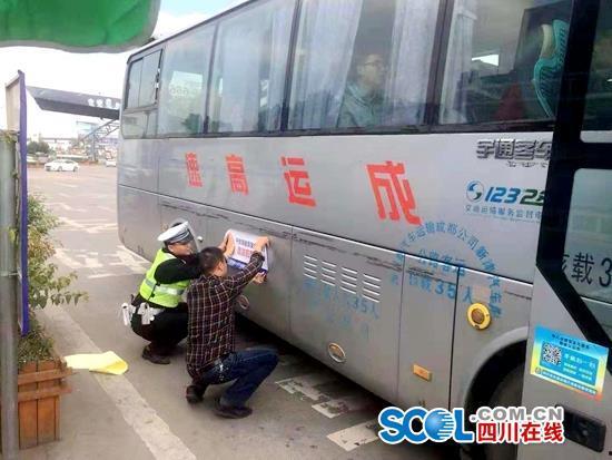 运瓜车翻车司机坐旁边吃瓜,运瓜车翻车，司机意外成“瓜王”