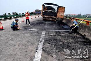 运瓜货车司机吃瓜跳桥,运瓜司机吃瓜跳桥，揭秘背后惊险一幕